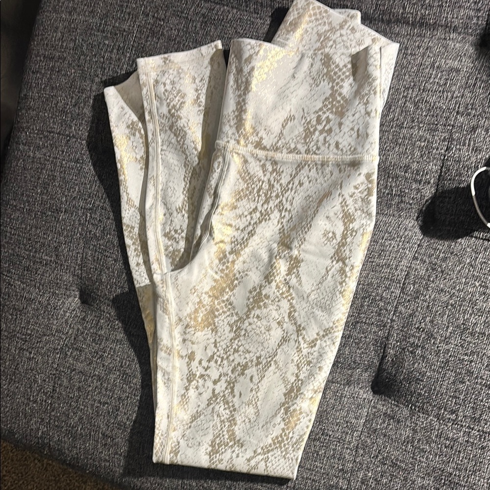 Carbon38 White and Gold snake print  Leggings, EUC M